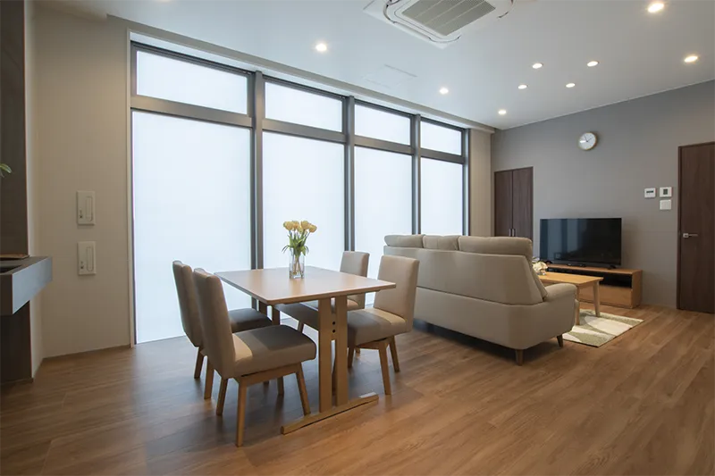 親族控室2F（床暖房、金庫、アメニティグッズ、浴室、浴衣、ドライヤー、冷蔵庫、電子レンジ、Wi-Fi） / 稲毛 葬儀｜ハートホール稲毛海岸