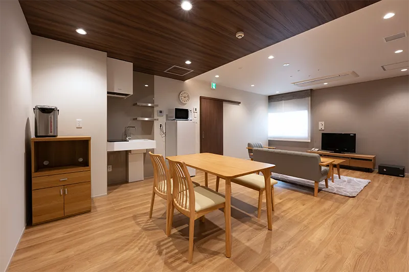 親族控室（床暖房、金庫、アメニティグッズ、浴室、浴衣、ドライヤー、冷蔵庫、電子レンジ） / 新小岩 葬儀｜セレモ新小岩ホール